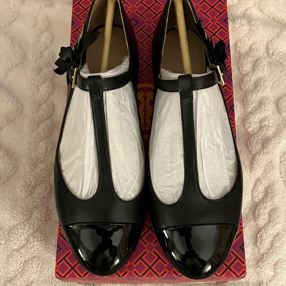 Elegant New With Tags Tory Burch Black T-Strap Cap Toe Flat Women's Shoes 7M